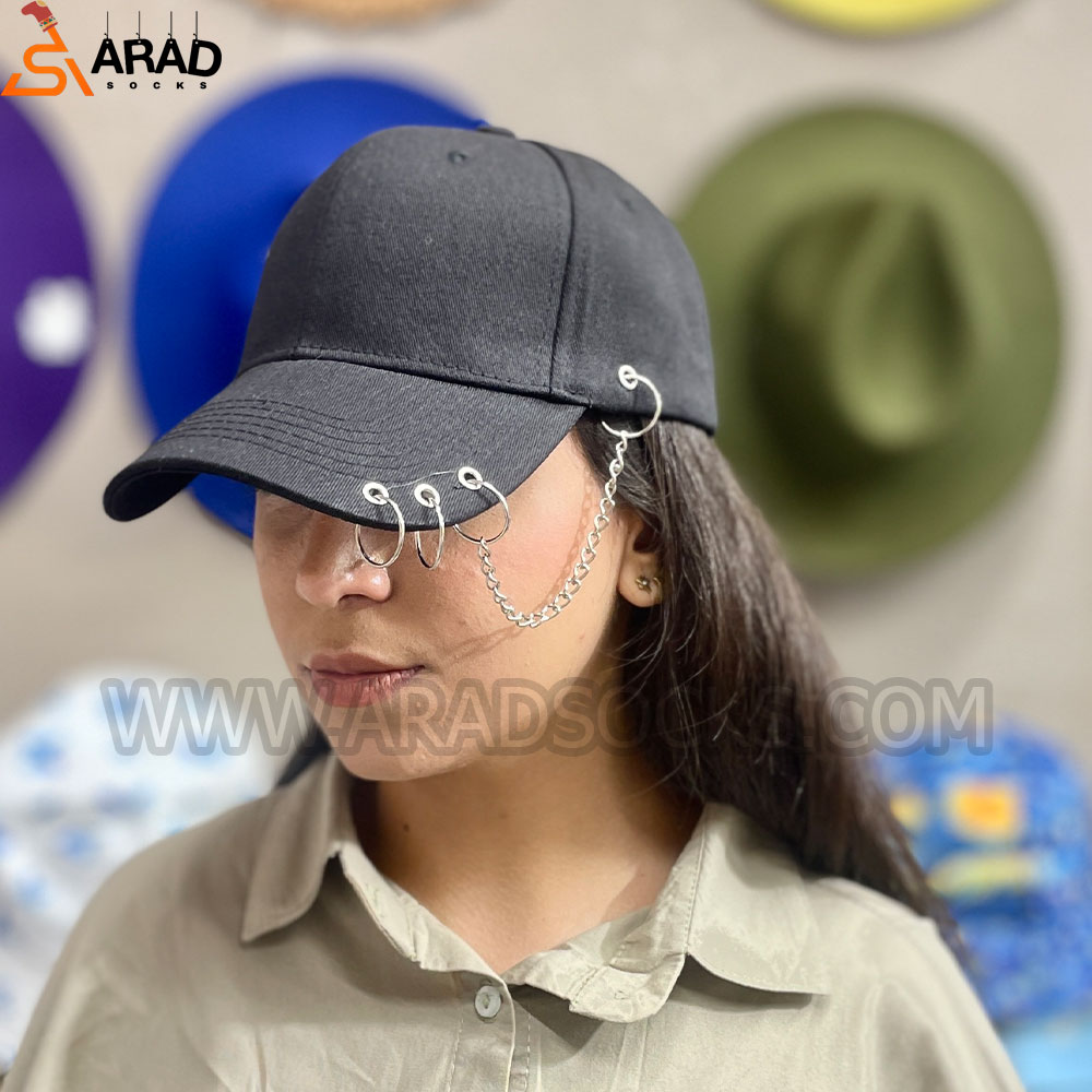 کلاه بیسبالی مشکی پیرسینگ دار کلاه بیسبالی مشکی پیرسینگ دار