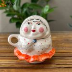 ماگ سرامیکی دستساز دربدار طرح ننه قندی