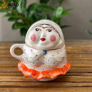 ماگ سرامیکی دستساز دربدار طرح ننه قندی