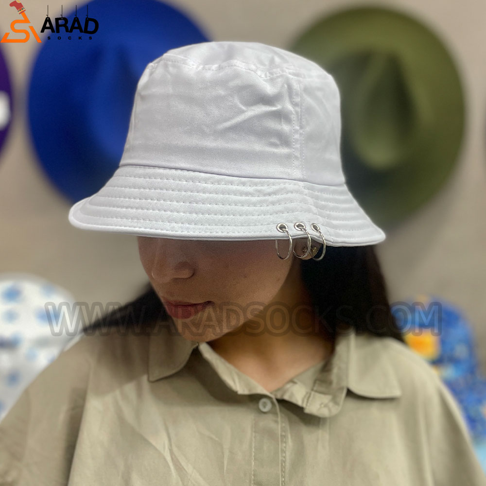 کلاه باکت سفید پیرسینگ دار کلاه باکت سفید پیرسینگ دار