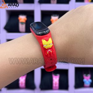 ساعت دیجیتالی مردآهنین ابعاد صفحه: 4 سانت جنس بند: سیلیکونی باطری قابل تعویض قابلیت نمایش تاریخ و ساعت مناسب افراد بالای 4 سال