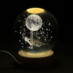 گوی کریستال فضانورد و ماه