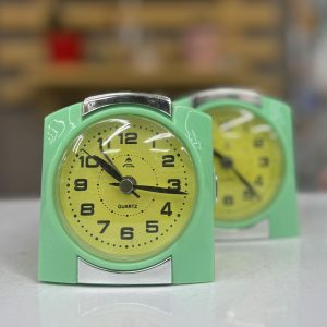ساعت عقربه ای رومیزی سبز