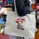 توت بگ دختر توت فرنگی توت بگ دوشی جنس: کتان ابعاد: 45*35 نوع طرح: برچسب با کیفیت قابل شستشو به صورت دستی و ماشینی