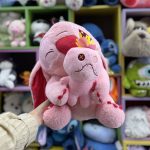 عروسک انجل عروسک به دست