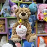 عروسک خرس کیک به دست سخنگو