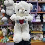 عروسک خرس قلب به دست