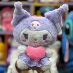 عروسک کرومی بنفش قلب به دست