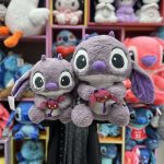 عروسک استیج بنفش عروسک به دست