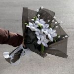 دسته گل بافت سفید مشکی