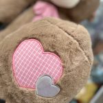 عروسک خرس سینه خرسی 150 سانت قهوه ای صورتی - Image 2