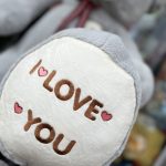 عروسک خرس سینه لاو 150 سانت طوسی - Image 2