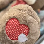 عروسک خرس سینه خرسی 150 سانت قهوه ای قرمز - Image 2